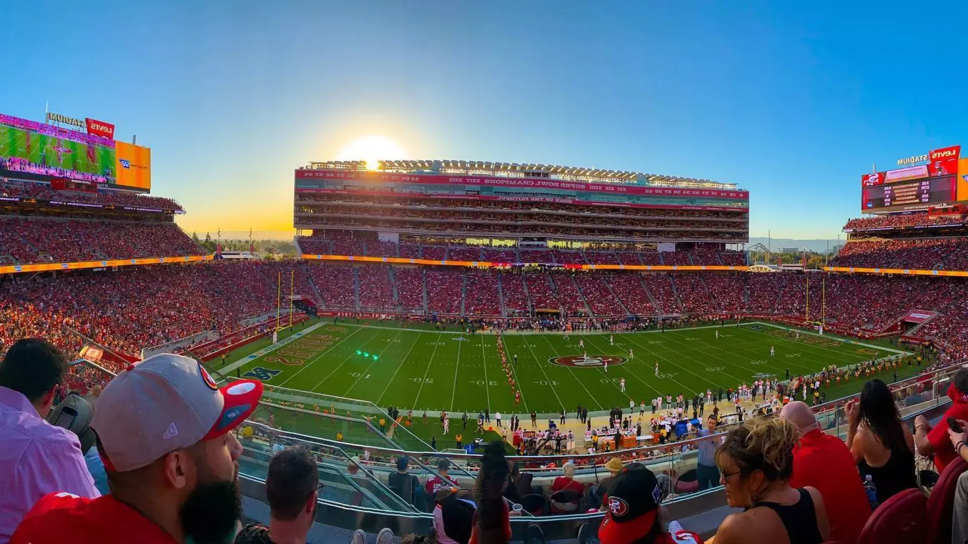 Vista del campo de fútbol del Levi's Stadium en Santa Clara, California, hogar de los 49ers de San Francisco.