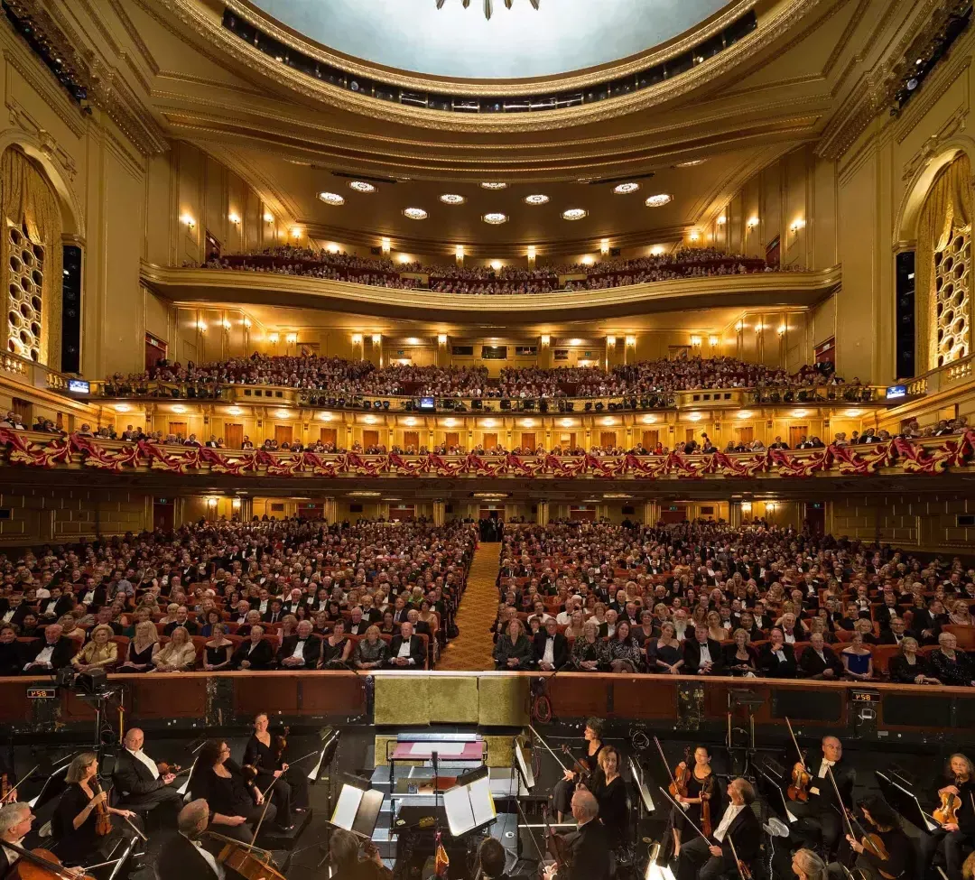 交响乐团正在准备一个歌剧表演在战争纪念歌剧院. San Francisco, California.