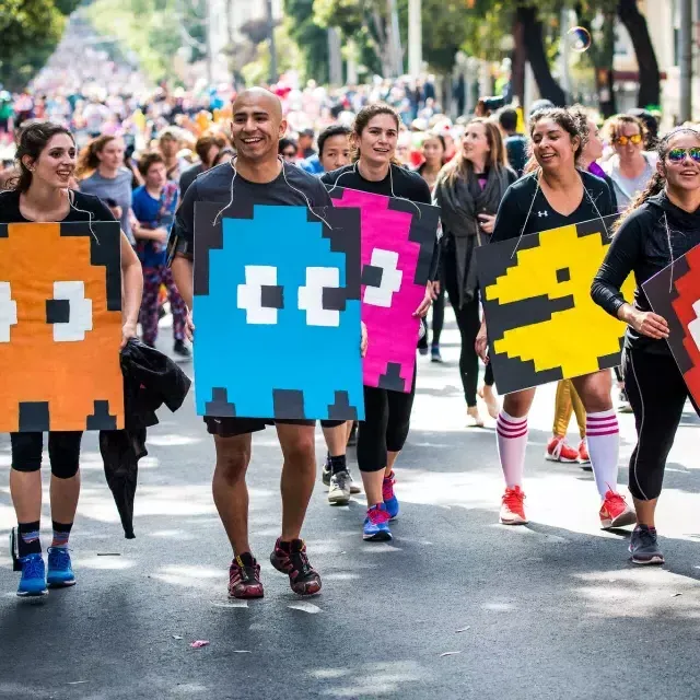 Coureurs habillés en costumes de Pac Man pour Bay to Breakers Race SF